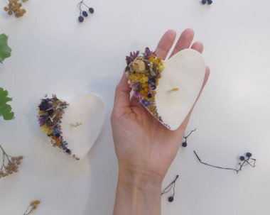 El yapımı soya mumları, bitkiler ve kristallerle.