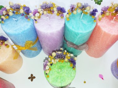 El yapımı soya mumları, bitkiler ve kristallerle.