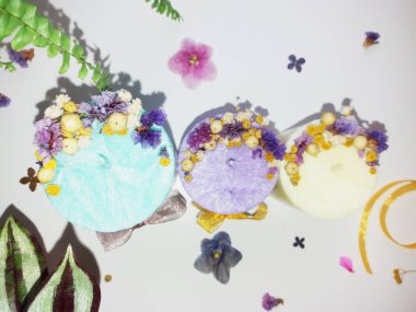 El yapımı soya mumları, bitkiler ve kristallerle.