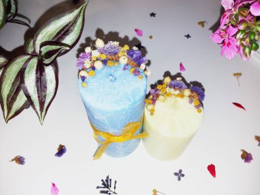 El yapımı soya mumları, bitkiler ve kristallerle.