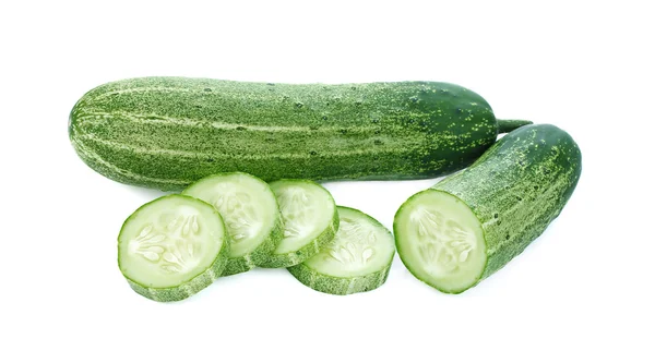 Beyaz arkaplanda izole edilmiş salatalık ve dilimler