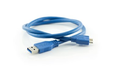 Mavi usb 3.0 kablosu ile mikro B bağlamak beyaz arkasında izole