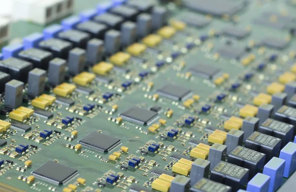 Elektronik bileşenleri olan yeşil devre kartı