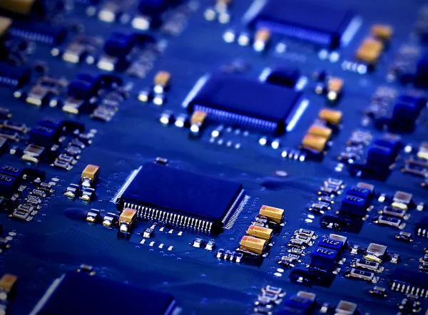 Microchips en una placa de circuito — Foto de Stock