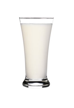 Beyaz arkaplanda izole edilmiş bir bardak süt