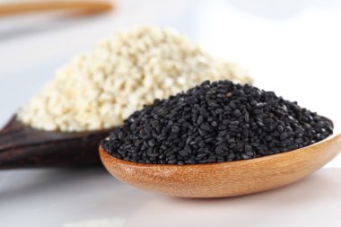 beyaz susam ve tahta kaşık üzerinde siyah susam