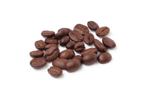 Beyaz arka planda izole kahve çekirdekleri