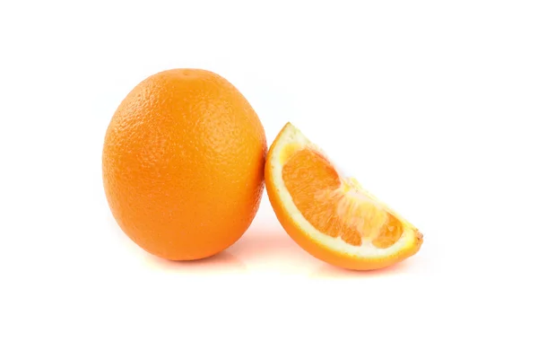 Fruta laranja isolada sobre fundo branco — Fotografia de Stock