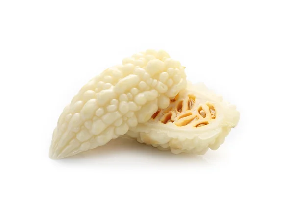 Beyaz arka plan üzerinde beyaz acı salatalık