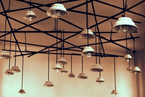 yüksek tavandan asılı lambalar