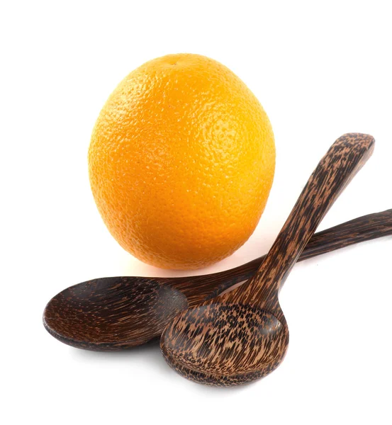 Fruits orange et cuillère en bois isolé sur blanc — Photo