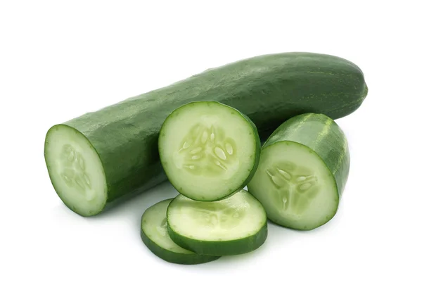 Beyaz arkaplanda izole edilmiş salatalık ve dilimler