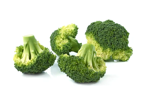 Broccoli freschi isolati su fondo bianco — Foto Stock