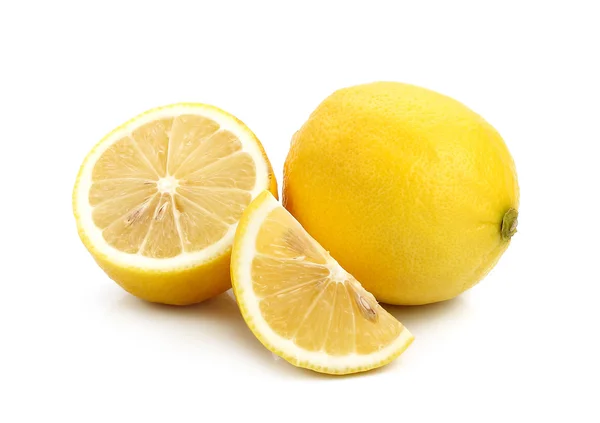 Limão e fatia isolados sobre fundo branco — Fotografia de Stock