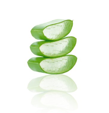 aloe vera taze yaprak beyaz arka plan üzerinde izole