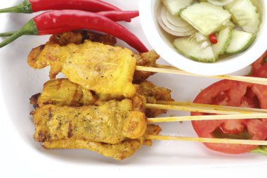 Izgara domuz eti satay soslu gıda Tay tabakta