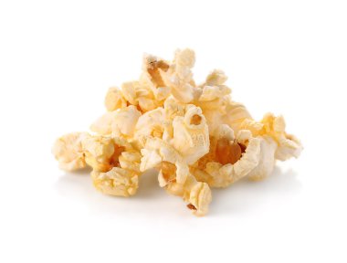 Beyaz arka plan üzerinde izole tereyağlı patlamış mısır