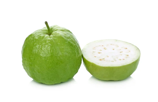 Beyaz arka plan üzerinde izole guava (tropikal meyve)
