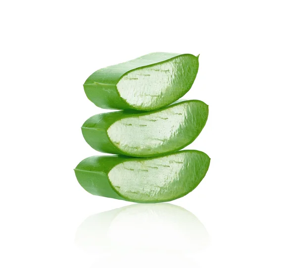aloe vera taze yaprak beyaz arka plan üzerinde izole