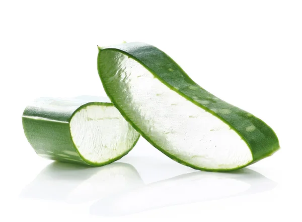 Aloe vera foglia fresca isolata su fondo bianco Immagine Stock