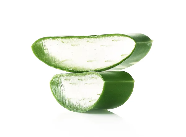 aloe vera taze yaprak beyaz arka plan üzerinde izole