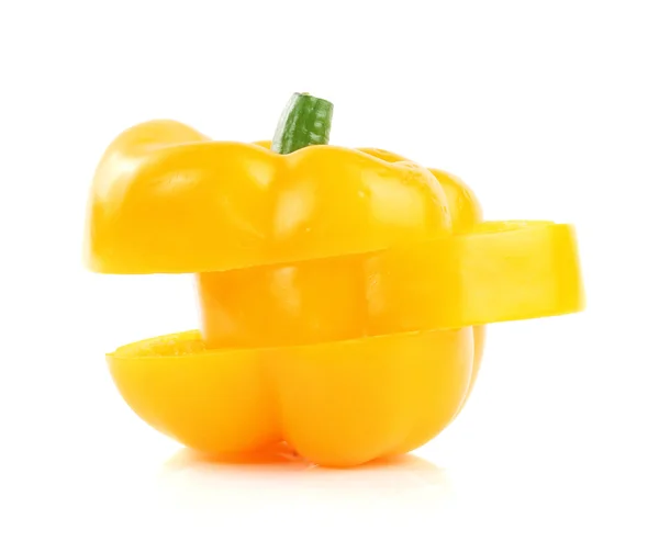 Κομμένο σε φέτες την κίτρινη πιπεριά γλυκό που απομονώνονται σε λευκό φόντο — Φωτογραφία Αρχείου