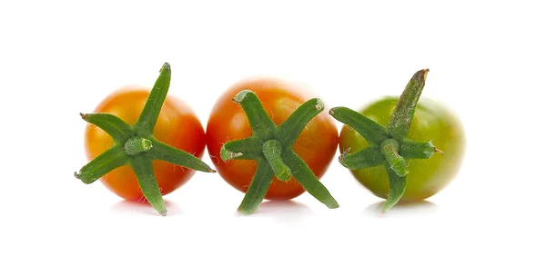 Tomates cereza aislados sobre fondo blanco —  Fotos de Stock