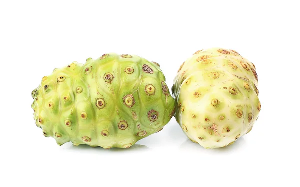 Fruta exótica - Noni aislado sobre fondo blanco — Foto de Stock