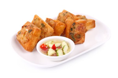 Kızarmış ekmek yaymak kıyılmış domuz (Tay Gıda) beyaz tabakta ile