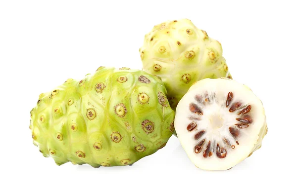 Egzotik meyve - Noni beyaz arka plan üzerinde izole.