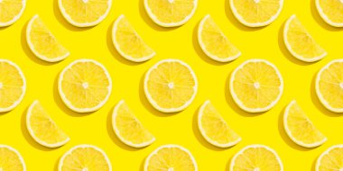 Sarı arka planda kusursuz limon dilimleri..