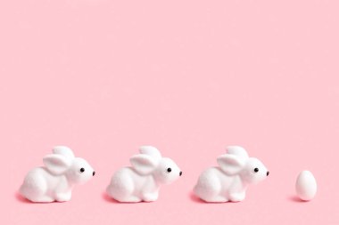 Pembe arka planda Paskalya tavşanı ve yumurta. Paskalya deseni.