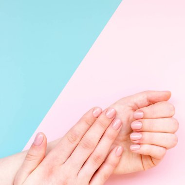 Kadın manikürü. Kozmetoloji ve el bakımı. Güzel, temiz pembe manikür..