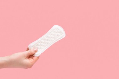 Pembe arka planda kadınların günlük pedi.