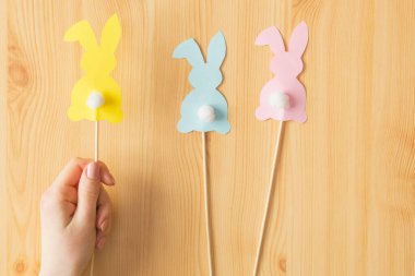 Paskalya tavşanı adım adım. Dördüncü adım pamuk at kuyruğunu yapıştırmak. Oyuncak hazır..