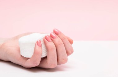 Kadın ellerinde pamuk pedler. Cilt Bakımı.