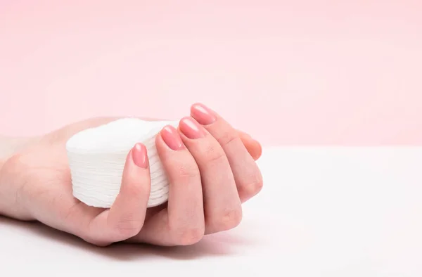 Βαμβακερά Μαξιλάρια Γυναικεία Χέρια Φροντίδα Του Δέρματος Make Εικόνα Αρχείου