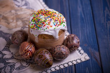 geleneksel esater pasta kulich Ukraynalı Rus renkli yumurta ile