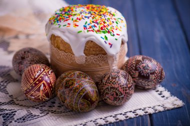 geleneksel esater pasta kulich Ukraynalı Rus renkli yumurta ile