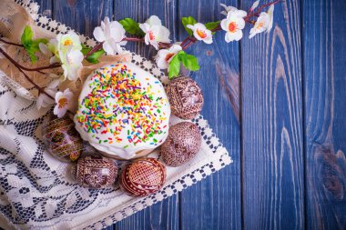 geleneksel esater pasta kulich Ukraynalı Rus renkli yumurta ile