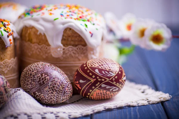 Traditional esater cake kulich Ukrainian Russian with colored eggs — Stock Photo, Image