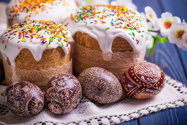 Традиційні esater торт kulich російський українські з кольорових яєць — стокове фото