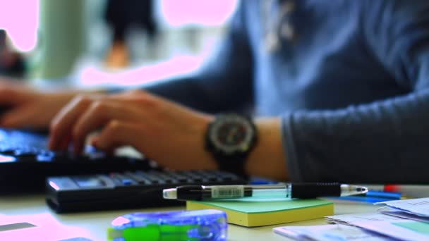 Hombre de negocios trabajando en la oficina — Vídeo de stock