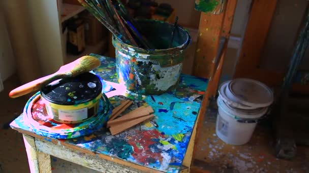 Банки с краской в художественной студии — стоковое видео
