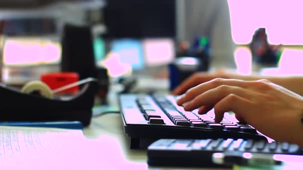 Geschäftsmann arbeitet im Büro — Stockvideo