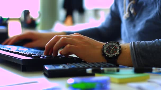 Hombre de negocios trabajando en la oficina — Vídeo de stock