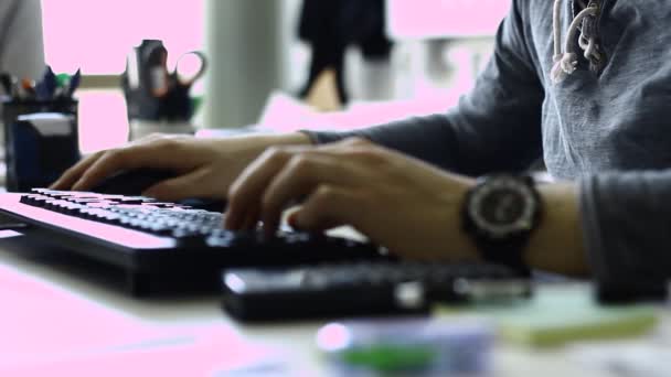 Geschäftsmann arbeitet im Büro — Stockvideo