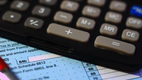 Daňové doklady, kalkulačka a peníze — Stock video