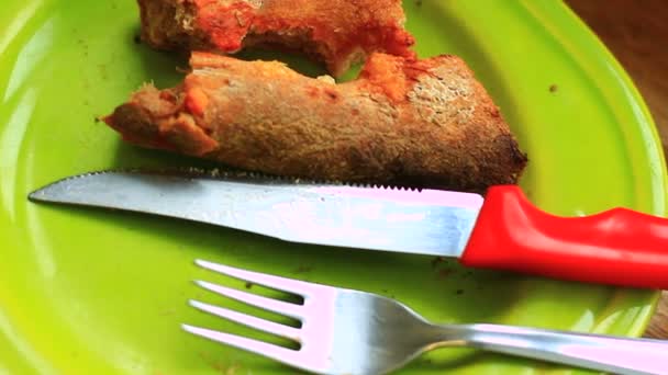 Pan en el plato verde — Vídeos de Stock