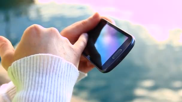 Persona che utilizza smartphone — Video Stock